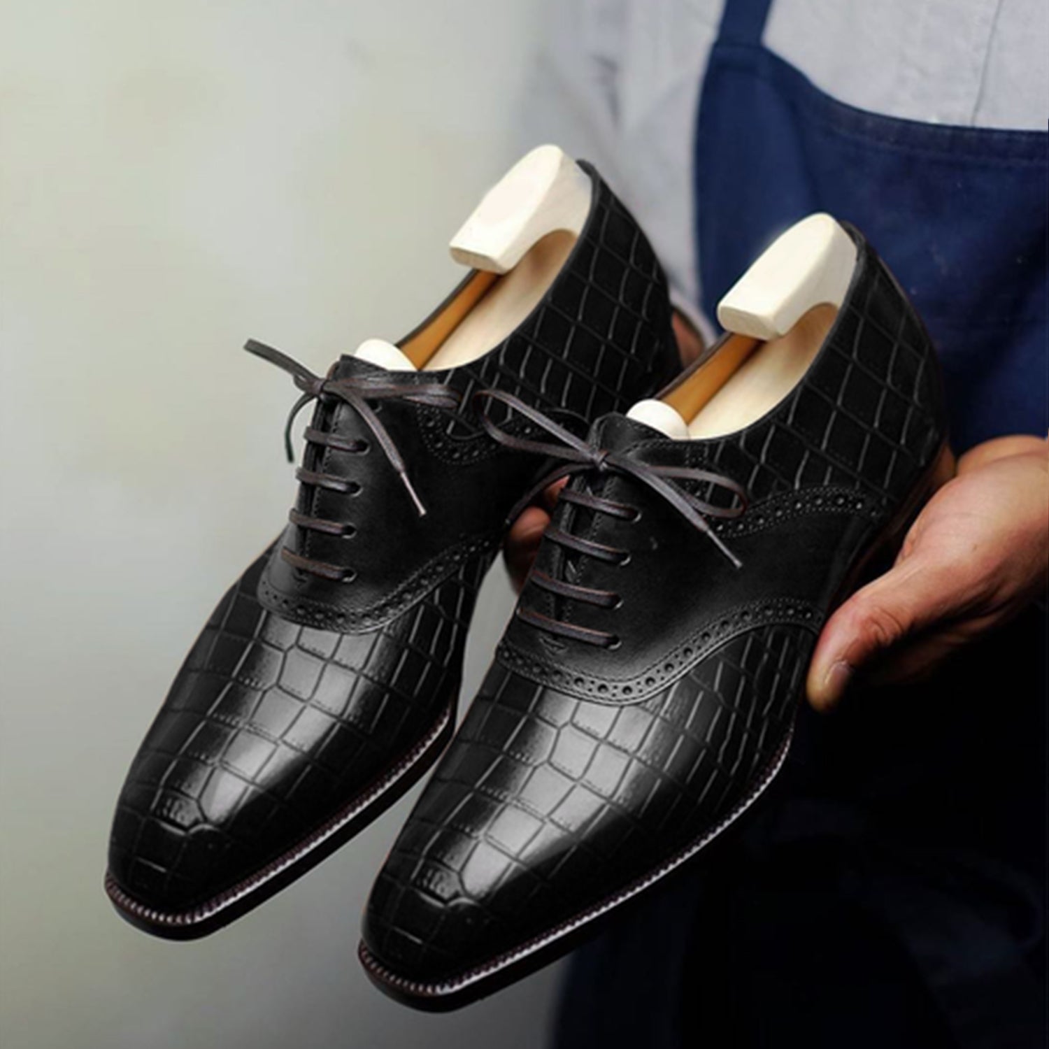 Premium men's black Derby shoes with crocodile texture pattern, elegant brogue detailing, polished cap-toe design, classic lace-up closure, and sophisticated formal styling for office wear, weddings, business meetings, and special occasions.