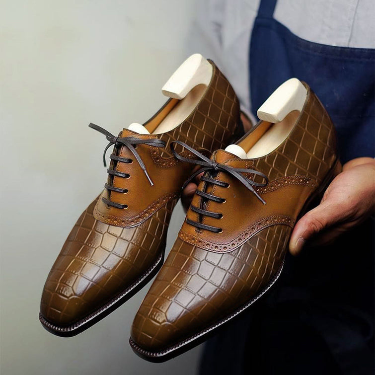 Premium men's tan brown crocodile pattern Derby shoes featuring elegant brogue detailing, classic open-lace design, polished leather finish, refined cap-toe styling, and luxurious formal craftsmanship, ideal for office wear, business meetings, weddings, corporate events, parties, and other special occasions.